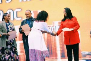 Read more about the article ከንቲባ አዳነች አቤቤ 233 ቢሊዮን ብር ገቢ በመሰብሰብ የላቀ አፈጻጸም ላስመዘገቡ የገቢዎች ቢሮ ሰራተኞች እውቅና ሰጡ
