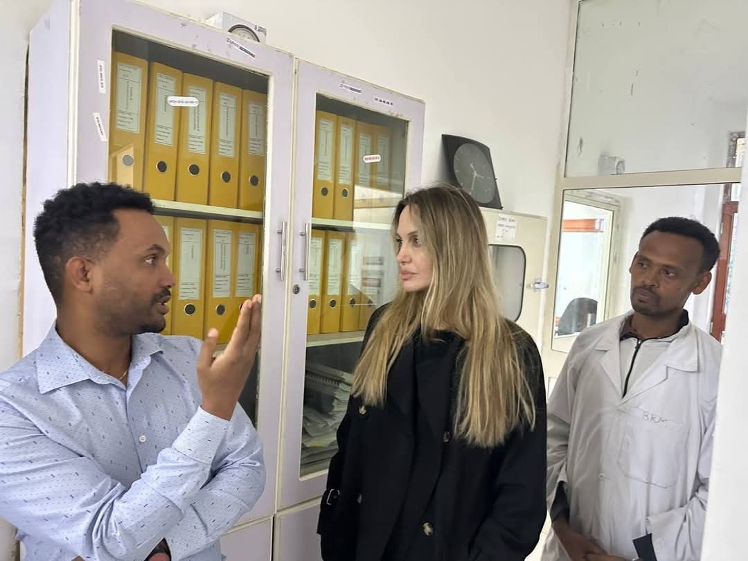 You are currently viewing ዝነኛዋ ተዋናይት አንጀሊና ጆሊ የቅዱስ ጴጥሮስ ስፔሻላይዝድ ሆስፒታልን ጎበኘች