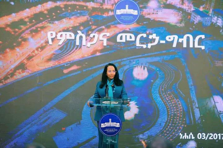 You are currently viewing ከንቲባ አዳነች አቤቤ በመልሶ ማልማት: በኮሪደር እና በወንዝ ዳርቻ ልማት ስራዎች የላቀ አስተዋጽኦ ላበረከቱ አካላት እዉቅና ሰጡ