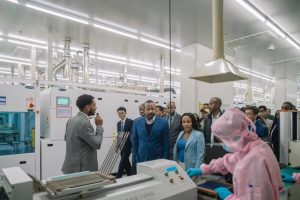 Read more about the article ጠቅላይ ሚኒስትር ዐቢይ አሕመድ(ዶ/ር) በሐዋሳ ኢንደስትሪ ፓርክ ከፀሐይ ብርሃን ኃይል ማመንጫ እያመረቱ የሚገኙ ፋብሪካዎችን ጎበኙ