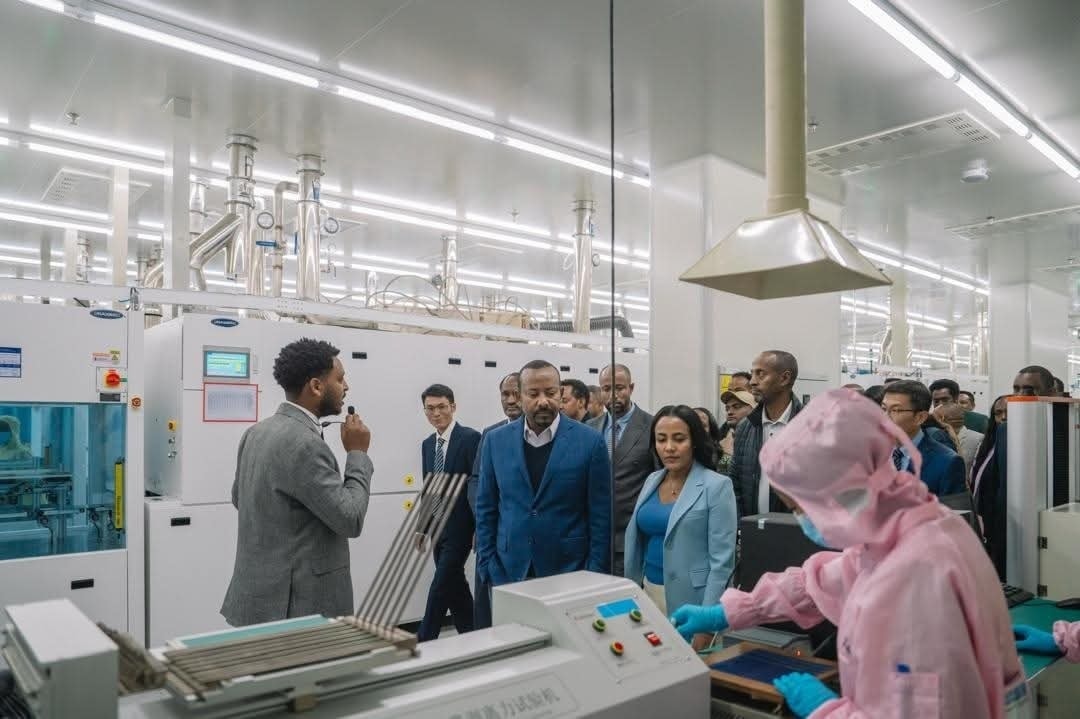 You are currently viewing ጠቅላይ ሚኒስትር ዐቢይ አሕመድ(ዶ/ር) በሐዋሳ ኢንደስትሪ ፓርክ ከፀሐይ ብርሃን ኃይል ማመንጫ እያመረቱ የሚገኙ ፋብሪካዎችን ጎበኙ