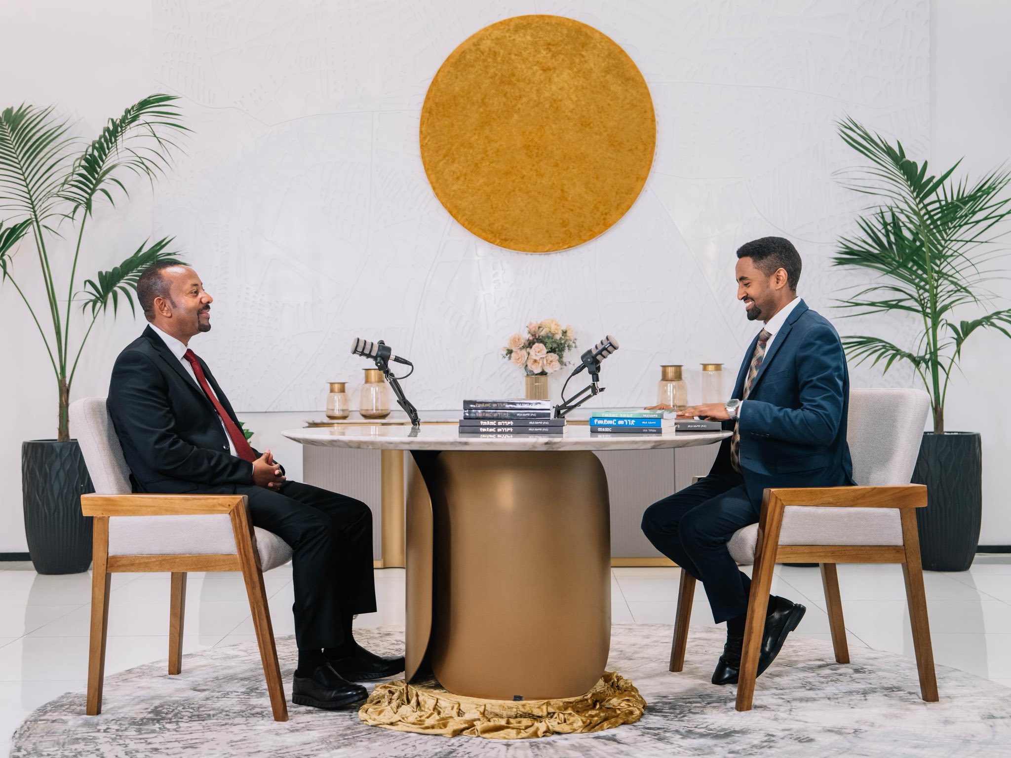 You are currently viewing የጠቅላይ ሚኒስትር ዐቢይ አሕመድ (ዶ/ር) በመደመር ሐሳብ ላይ የጻፉት አራተኛውንና “የመደመር መንግሥት” የተሰኘውን አዲስ መጽሐፍ በተመለከተ ከፋና ሚዲያ ኮርፖሬሽን ጋር ያደረጉት ቃለ መጠይቅ ነገ ነሐሴ 14 ቀን 2017 ዓ.ም ከምሽቱ 2:30 ይጠብቁ።