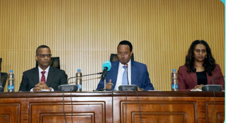You are currently viewing ከመስከረም ወር ጀምሮ ከ3.3 ሚሊዮን ለሚበልጡ የመንግስት ሰራተኞች የደመወዝ ማሻሻያ ተግባራዊ ይደረጋል
