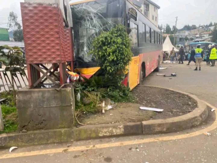 You are currently viewing በጉለሌ ክፍለ ከተማ ሳንሱሲ አካባቢ በደረሰ የመንገድ ትራፊክ አደጋ የሦስት ሰዎች ህይወት ማለፉ ተገለጸ