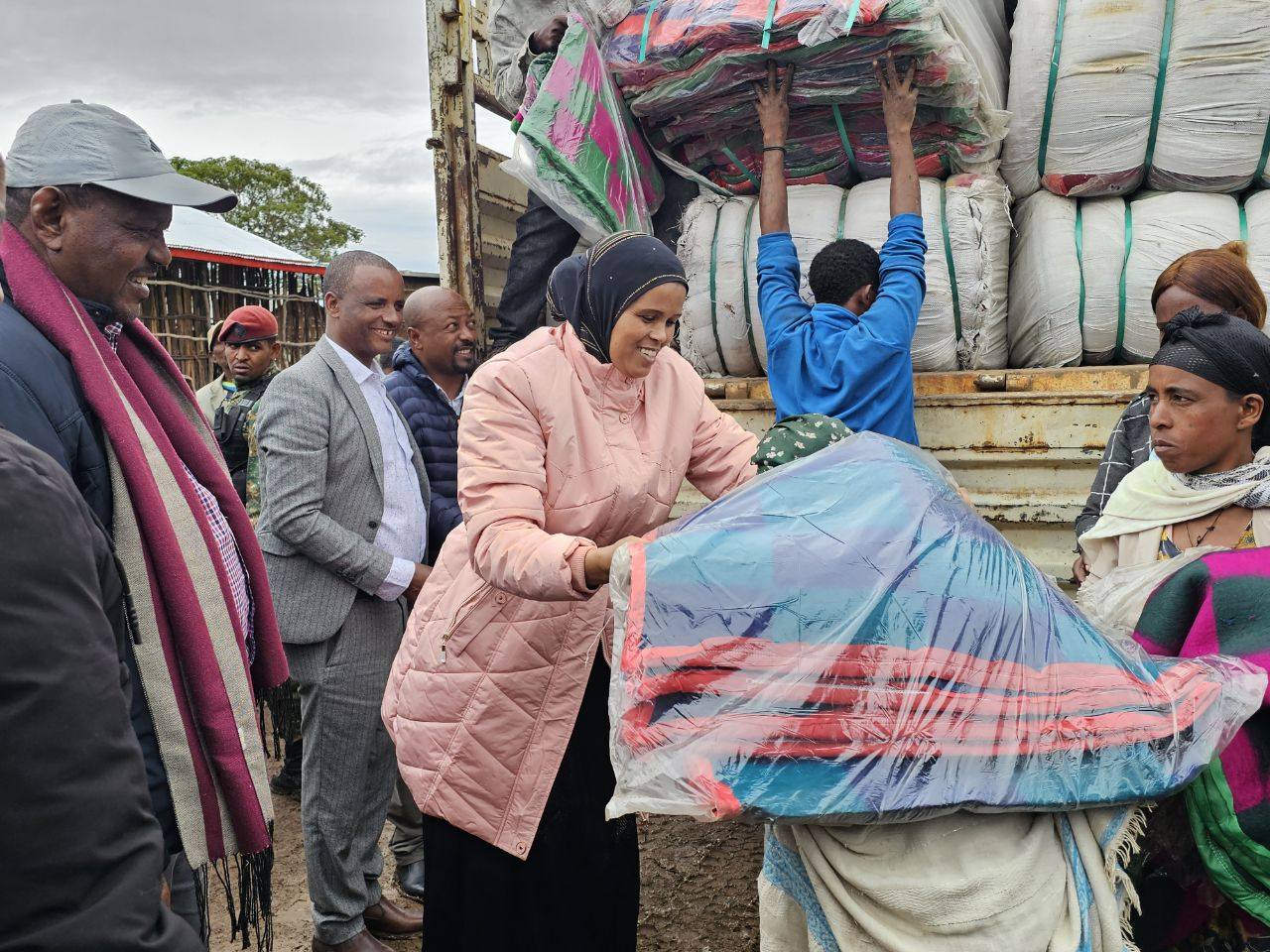 You are currently viewing የአዋሽ ወንዝ ሙላት ባስከተለው ጎርፍ ጉዳት ለደረሰባቸው ወገኖች በተለያዩ አካላት እየተደረገ ያለው ድጋፍ አበረታች መሆኑ ተገለፀ