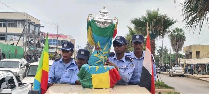You are currently viewing የነቀምቴ ከተማ ቆይታዉን ያጠናቀቀዉ የታላቁ የኢትዮጵያ ህዳሴ ግድብ ዋንጫ በአምቦ ከተማ ደማቅ አቀባበል ተደረገለት