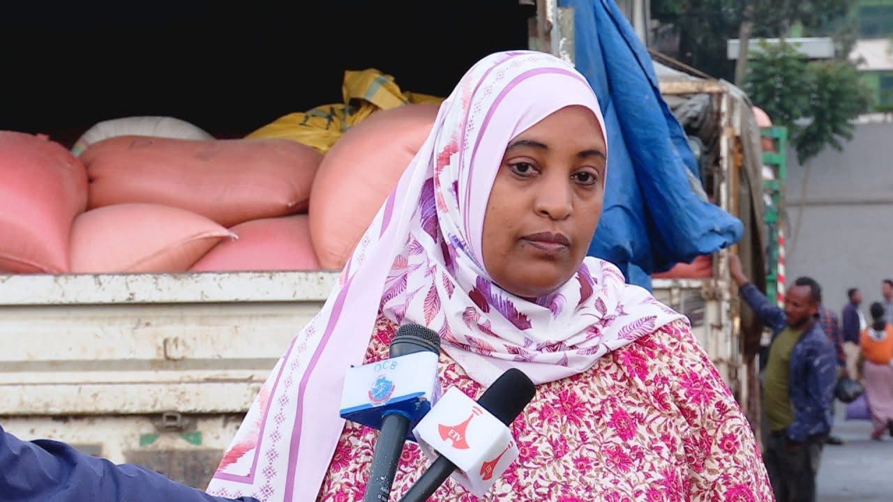 You are currently viewing በመዲናዋ በተከፈቱ የገበያ ማእከላትና ባዛሮች በቂ ምርት እየገባ መሆኑን የአዲስ አበባ ከተማ አስተዳድር ንግድ ቢሮ አስታወቀ