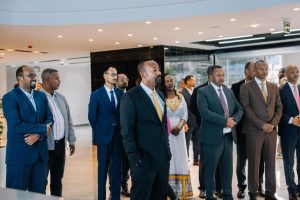 Read more about the article ጠቅላይ ሚኒስትር ዐቢይ አሕመድ(ዶ/ር) በ13 ተቋማት 107 የከተማ አስተዳደር አገልግሎቶችን የሚሰጠውን የአዲስ መሶብ የአንድ ማዕከልን መመልከታቸዉን ገለጹ