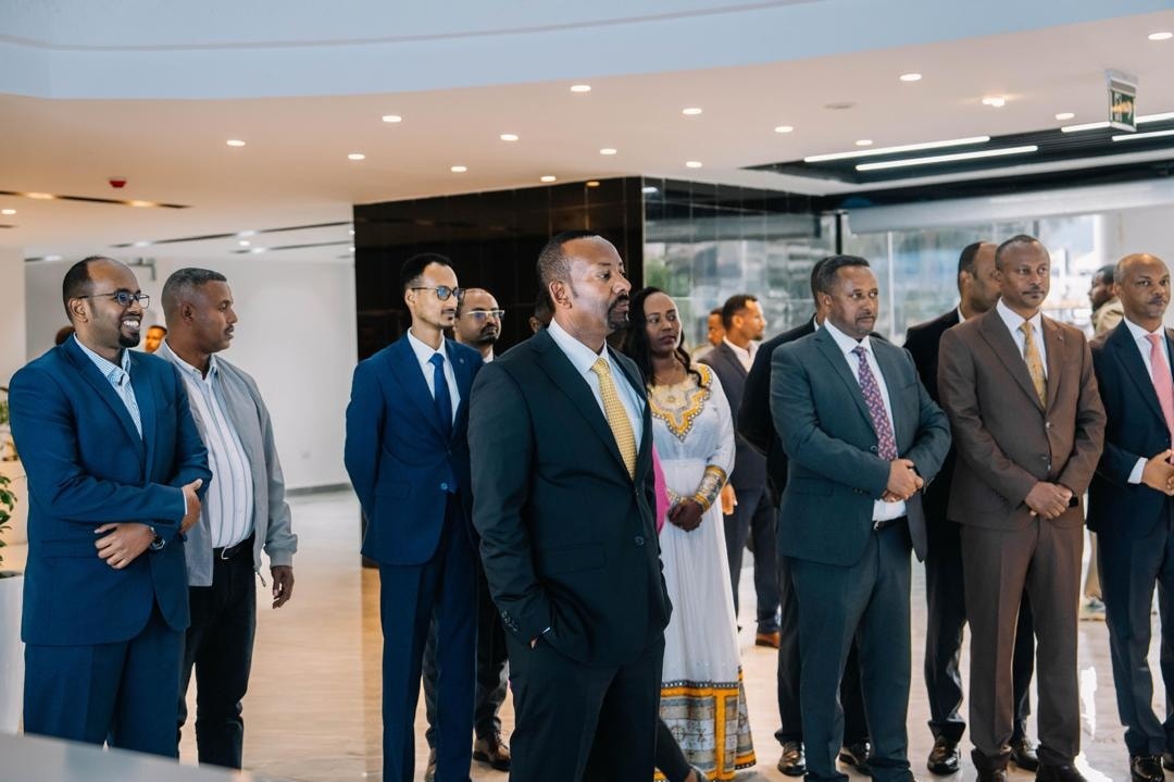 You are currently viewing ጠቅላይ ሚኒስትር ዐቢይ አሕመድ(ዶ/ር) በ13 ተቋማት 107 የከተማ አስተዳደር አገልግሎቶችን የሚሰጠውን የአዲስ መሶብ የአንድ ማዕከልን መመልከታቸዉን ገለጹ