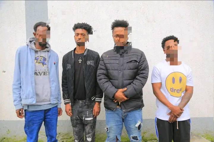 You are currently viewing ተሳፋሪ በመምሰል በተለምዶ ሿሿ ተብሎ የሚጠራ የማታለል ወንጀል ፈጽመዋል የተባሉ 10 ተጠርጣሪዎች ከነ ተሽከርካሪያቸው በቁጥጥር ስር ዋሉ