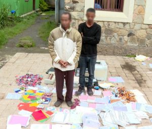 Read more about the article የተለያዩ ሀሰተኛ ሰነዶችን በመኖሪያ ቤት ውስጥ ሲያዘጋጁ የነበሩ ሁለት ግለሰቦች በቁጥጥር ስር ዋሉ