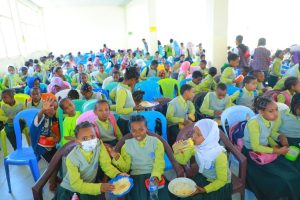 Read more about the article በአዲስ አበባ ከተማ በ2011 ዓ.ም በ300 ሺህ ልጆች የተጀመረው የተማሪዎች ምገባ፣ አሁን ላይ ወደ አንድ ሚሊዮን የሚጠጉ ተማሪዎችን በምገባ መርሀ ግብር መድረስ ተችሏል፡፡