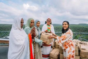 Read more about the article ቀዳማዊት እመቤት ዝናሽ ታያቸው በባሌ ዞን በሚገኙ ት/ቤቶች ለሚማሩ ተማሪዎች እና አቅመ ደካማ እናቶች 6ሺህ ጫማዎችን ድጋፍ አደረጉ