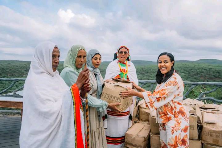 You are currently viewing ቀዳማዊት እመቤት ዝናሽ ታያቸው በባሌ ዞን በሚገኙ ት/ቤቶች ለሚማሩ ተማሪዎች እና አቅመ ደካማ እናቶች 6ሺህ ጫማዎችን ድጋፍ አደረጉ