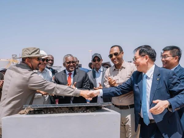 You are currently viewing ጠቅላይ ሚኒስትር ዐቢይ አሕመድ (ዶ/ር) የኦጋዴን ፈሳሽ የተፈጥሮ ጋዝ ፕሮጀክት የመጀመሪያ ዙር መመረቃቸውን እና ሁለተኛውን ዙር ማስጀመራቸውን ገለፁ