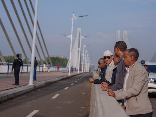 You are currently viewing በግዙፉ ዓባይ ላይ የተገነባው ባለግርማው ድልድይ ለባህርዳር ከድልድይም በላይ መለያ ቀለሟ፣ የቱሪዝም መዳረሻዋ መሆኑን ተመልክተናል ሲሉ ምክትል ጠቅላይ ሚኒስትር ተመስገን ጥሩነህ ገለፁ