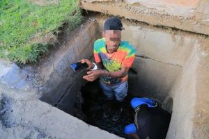 Read more about the article ስልክ ቀምቶ የቆሻሻ ማስወገጃ ቱቦ ውስጥ በመግባት ሊያመልጥ የነበረ ተጠርጣሪ ከ5 ሰዓታት ቆይታ በኋላ ከነ ኤግዚቢቱ በቁጥጥር ስር ዋለ