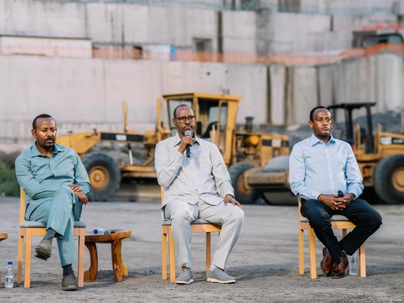 You are currently viewing በዓለም አቀፍ ደረጃ የኢኮኖሚ እድገት መቀዛቀዝ በሚታይበት ሁኔታ ኢትዮጵያ ፈጣን የኢኮኖሚ እድገት ማስመዝገብ መቻሏን አደም ፋራህ ገለጹ