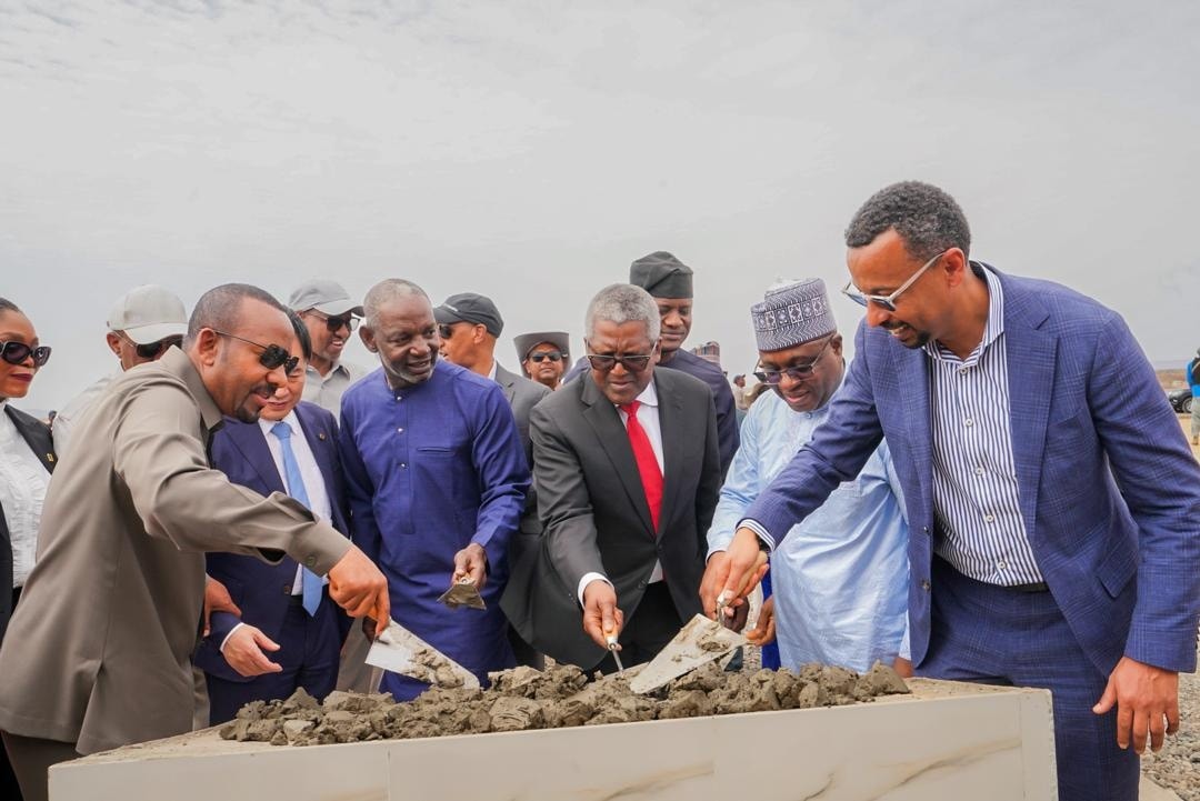 You are currently viewing ጠቅላይ ሚኒስትር ዐቢይ አሕመድ (ዶ/ር) የዩሪያ ማዳበሪያ ፋብሪካ እና የጎዴ ነዳጅ ማጣሪያ ፋብሪካ መሠረት ድንጋይ አስቀመጡ