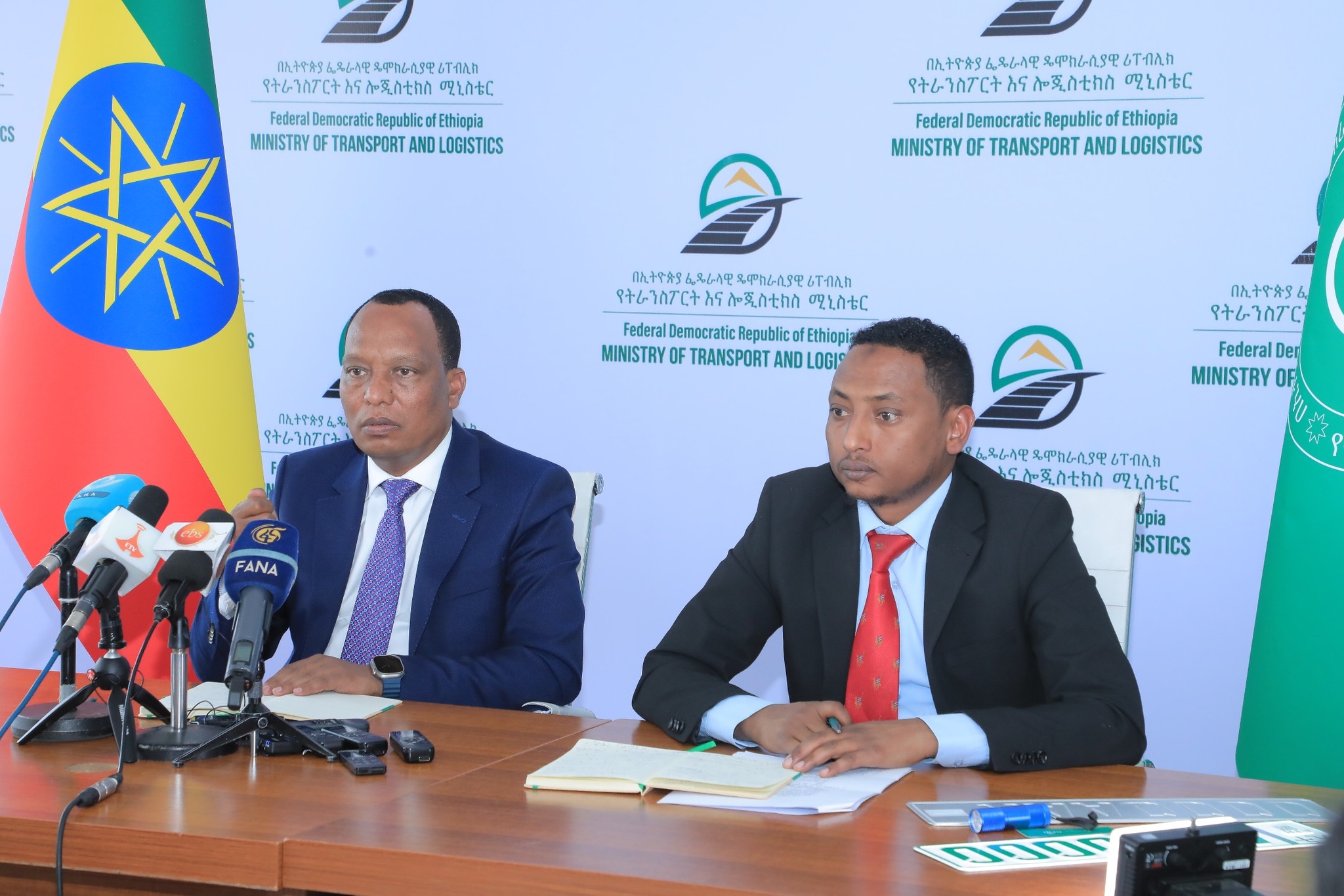 You are currently viewing የትራንስፖርት እና ሎጀስቲክስ ሚኒስቴር በሀገር አቀፍ ደረጃ አዲስ የተሽከርካሪዎች የመለያ ቁጥር ሰሌዳ ዓይነቶችና ምልክቶችን ይፋ አደረገ