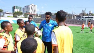 Read more about the article ታዳጊዎችን ለማፍራት እየተጋ የሚገኘው የኢትዮጵያ ብሔራዊ ቡድን የቀድሞ ተጫዋች ምንያህል ተሾመ