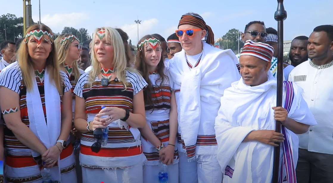 You are currently viewing በአዲስ አበባ ከተማ ያየነዉን ልማት በሌሎች የአዉሮፓና አሜሪካ ሃገራት የሚኖሩ ቱሪስቶች መጥተዉ እንዲጎበኙ የበኩላችንን እንወጣለን ሲሉ በሆረ ፊንፊኔ የኢሬቻ በአል ላይ የታደሙ ትዉልደ ኢትዮጵያዊያን ገለጹ