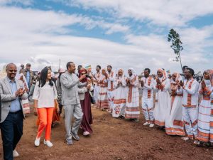Read more about the article ጠቅላይ ሚኒስትር ዐቢይ አሕመድ (ዶ/ር) ረቡዕ በሀላባ እና ከምባታ ዞኖች የነበረንን የሞዴል የገጠር መንደሮች ርክክብ ሥነሥርዓት በመቀጠል ዛሬ ደግሞ በሀዲያ እና ስልጤ ዞኖች የተገነቡትን አስረክበናል ሲሉ ገለጹ