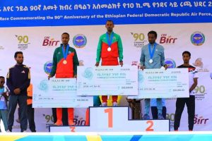 Read more about the article በቢሾፍቱ ከተማ የተካሄደውን የ10 ኪሎ ሜትር የሩጫ ውድድር በወንዶች ጌታነህ ሞላ በሴቶች ደግሞ ቢቂሌ አምበሳ በማሸነፍ እያንዳንዳቸው የ500 ሺህ ብር ሽልማት ተበረከተላቸው