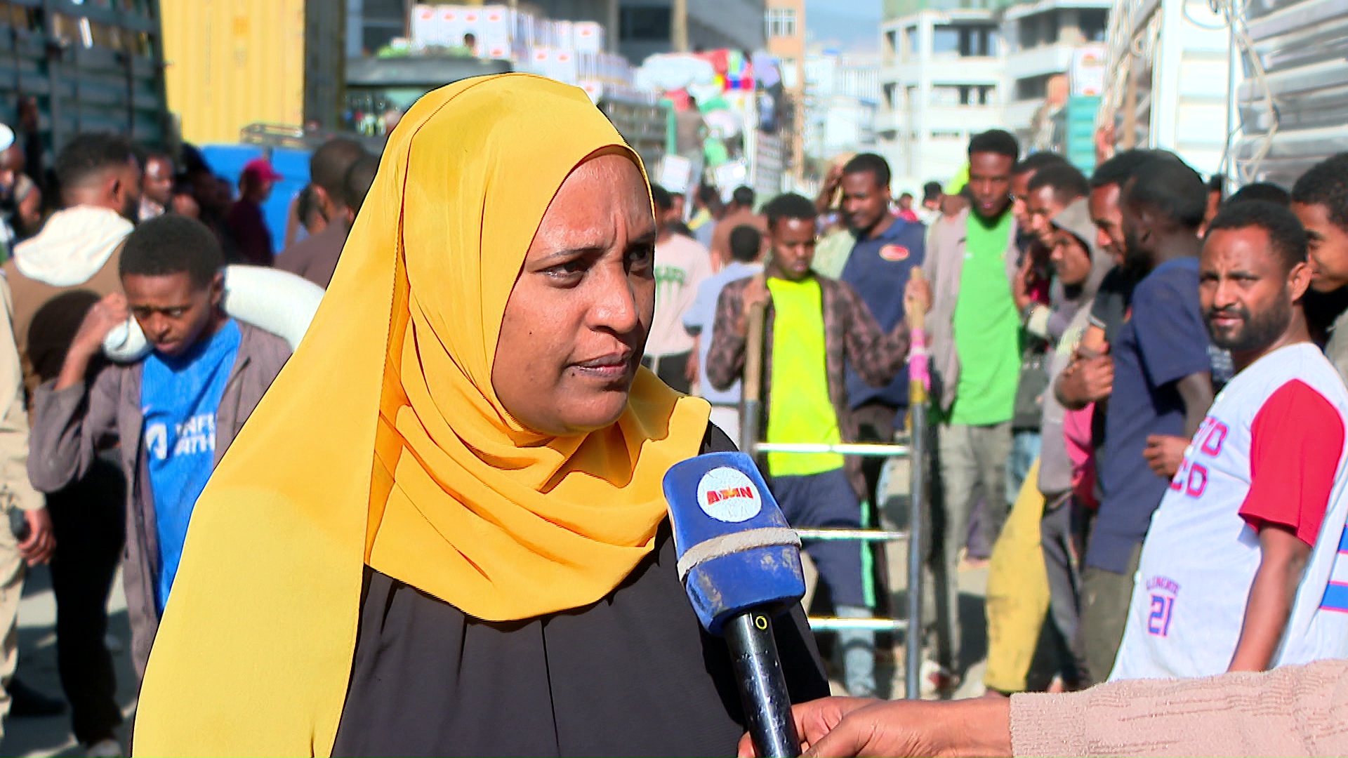 You are currently viewing የምግብ ዘይትን በመከዘን ሰዉ ሰራሽ የምርት እጥረት ለመፍጠር የሞከሩ ከ20 በላይ ተሳቢ ተሽከርካሪዎች ምርቶቻቸዉን ወደ ገበያ እንዲያሰራጩ ተደረገ