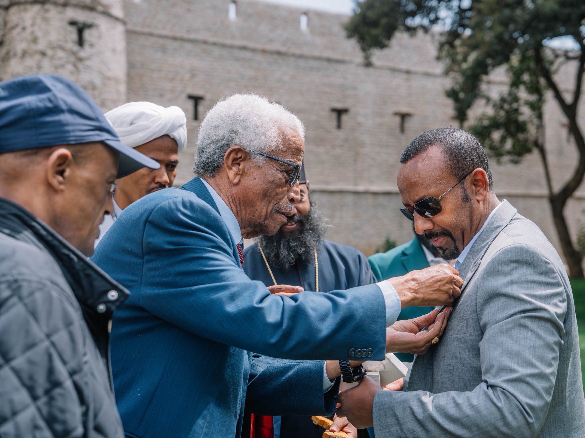 You are currently viewing ከአዘዞ ጀምሮ እስከ ፒያሳ የተጀመረው የኮሪደር ልማት ሥራ ጎንደር ዳግም ለመወለድ እያማጠች እንደሆነ ያሳያል። ይህ ምጥ ሙያተኛ ይፈልጋል፤ ሐኪም ይፈልጋል። አሁን ባለበት ከቀረ ይጨነግፋል፤ አይወለድም። ደግፈን አግዘን እንዲወለድ ካደረግነው ግን ልክ በፋሲል ቅጥር ግቢ እንደሚታየው ያለ ውበት በመላ ጎንደር ከተማ ውስጥ ሊታይ ይችላል።