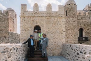 Read more about the article ጠቅላይ ሚኒስትር ዐቢይ አሕመድ እና ቀዳማዊት እመቤት ዝናሽ ታያቸው ከከፍተኛ የመንግሥት የሥራ ኃላፊዎች ጋር በመሆን የታደሰውን የፋሲል ጊቢ መርቀዋል። የተከናወነው ሰፊ የእድሳት ሥራ በቅርስ ስፍራው ነባሩን ታሪክ በመጠበቅ ውበቱን እና ተደራሽነቱን በማሻሻል አዲስ እስትንፋስ የሰጠ ሆኗል።