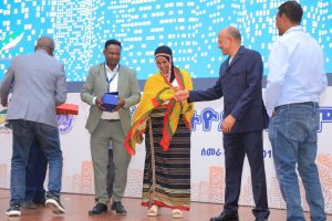 Read more about the article ከተሞች የዜጎቻቸውን የመኖሪያ ቤት ጥያቄ ለመመለስ የተለያዩ አማራጮችን በመቀየስ በትኩረት ሊሰሩ እንደሚገባ ምክትል ጠቅላይ ሚኒስትር አቶ ተመስገን ጥሩነህ ተናገሩ