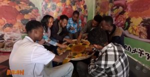 Read more about the article የማይተዋወቁ ሰዎች በጋራ ማዕድ የሚጋሩበት ምግብ ቤት