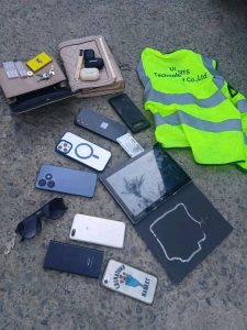 Read more about the article የግል ተበዳይን እንሸኝሽ ብለዉ ተሽከርካሪ ውስጥ በማስገባትና በስለት በማስፈራራት ሞባይል ስልክና የአንገት ሀብል የወሰዱ ተጠርጣሪዎች ከእነ ተቀባዩ በቁጥጥር ስር ዋሉ