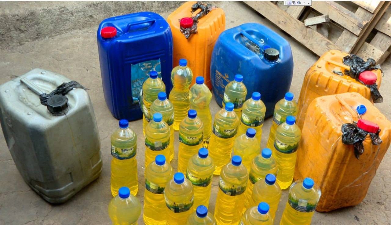 You are currently viewing በሕገ-ወጥ መንገድ ነዳጅ ሲቸረችር የነበረ ግለሰብ በቁጥጥር ስር ዋለ