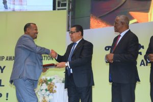 Read more about the article በሀገራችን ድርጅቶችን አወዳድሮ ለሽልማት ማብቃት ባሕል ማድረግ ሁሉንም ይጠቅማል – ሙላቱ ተሾመ (ዶ/ር) የቀድሞ የኢፌድሪ ፕሬዝዳንት