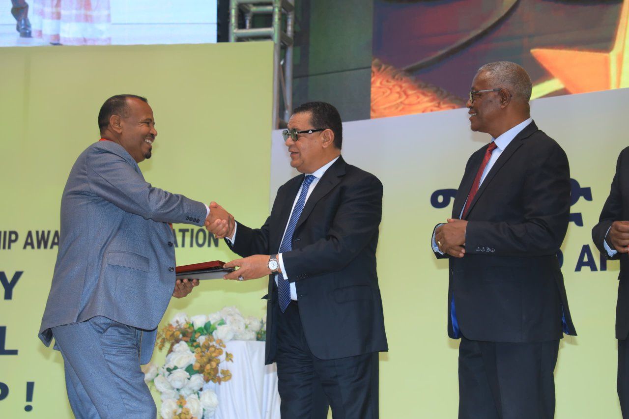 You are currently viewing በሀገራችን ድርጅቶችን አወዳድሮ ለሽልማት ማብቃት ባሕል ማድረግ ሁሉንም ይጠቅማል – ሙላቱ ተሾመ (ዶ/ር) የቀድሞ የኢፌድሪ ፕሬዝዳንት