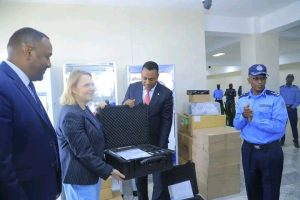 Read more about the article የኢትዮጵያ ፌዴራል ፖሊስ የ500 ሺህ ዩሮ ዋጋ ግምት ያላቸው ዘመናዊ የፎረንሲክ ላብራቶሪ መሳሪያዎችን ከአውሮፓ ህብረት በድጋፍ አገኘ