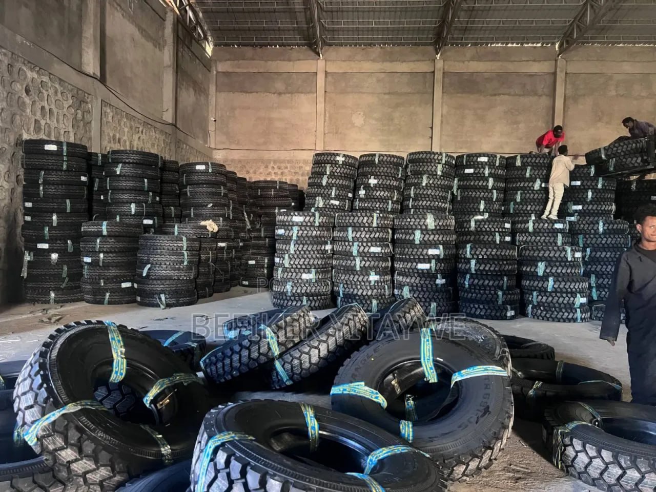 You are currently viewing በመዲናዋ በተሽከርካሪ ጎማዎች ንግድ በተሰማሩ ነጋዴዎች ላይ በተካሄደ የታክስ ኦፕሬሽን በ11 የንግድ ድርጅቶች ያለደረሰኝ ሽያጭ ሲፈፅሙ የተገኙ 15 ግለሰቦች በቁጥጥር ስር ዋሉ