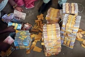 Read more about the article ከ60 ሚሊየን ብር በላይ የዋጋ ግምት ያለው ወርቅ እና ከ4 ሚሊየን ብር በላይ ጥሬ ገንዘብ ይዘው በሕገ ወጥ መንገድ ሲንቀሳቀሱ የነበሩ ተጠርጣሪዎች በቁጥጥር ሥር ዋሉ