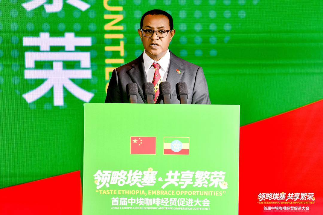 You are currently viewing እያደገ የመጣውን የኢትዮ-ቻይና ግንኙነት የበለጠ በማስተሳሰር ረገድ ቡናም አንድ አስተሳሳሪ ሸቀጥ እየሆነ መምጣቱን አምባሳደር ተፈራ ደርበው ገለፁ