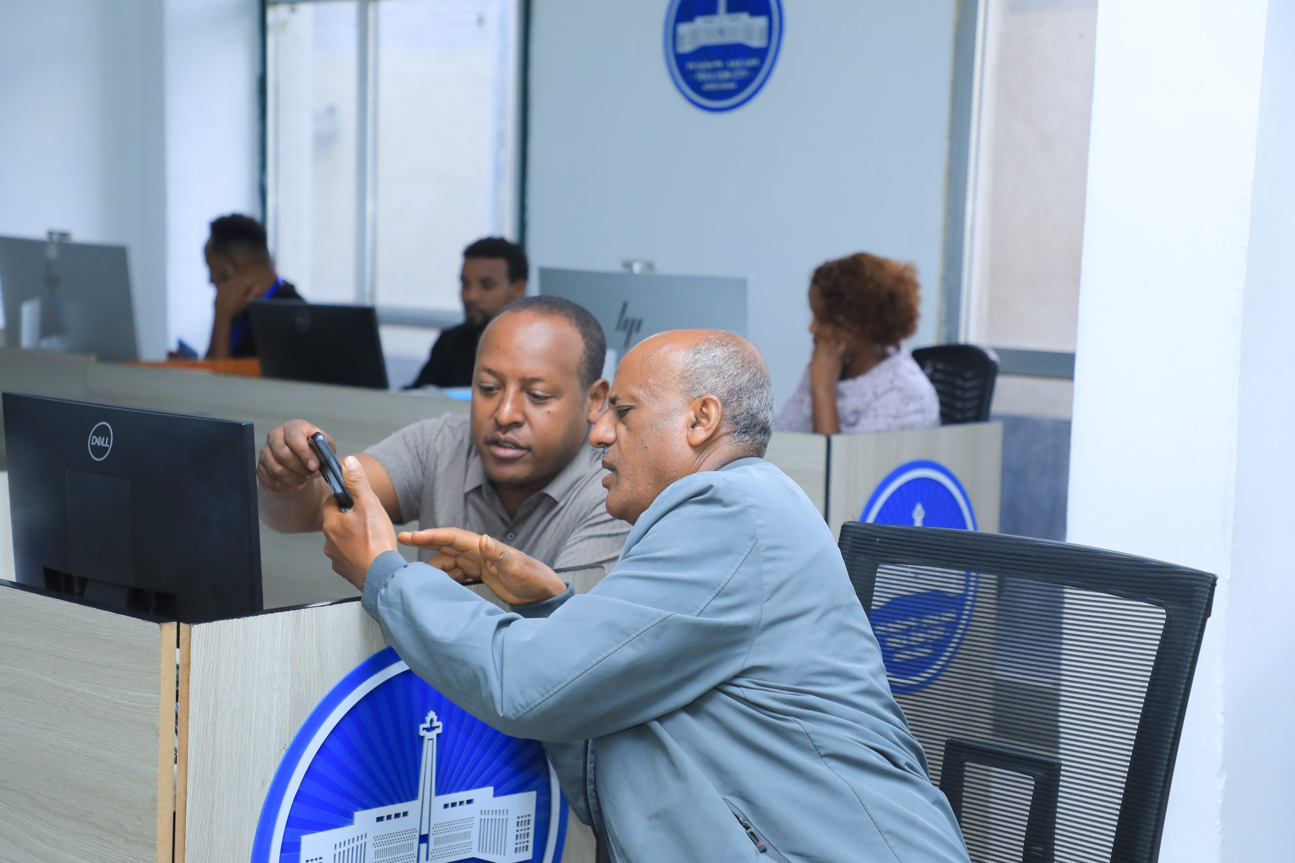 You are currently viewing አገልግሎትን በቴክኖሎጂ የማስደገፍ ጥረት ምን ለውጥ እያመጣ ነው?