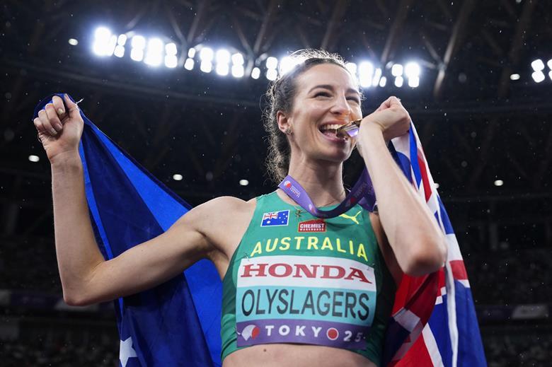 You are currently viewing ከካፌ ዕቃ አጣቢነት እስከ ዓለም የከፍታ ዝላይ ክንድ፦ የኒኮላ ኦሊስላገርስ የጽናት ጉዞ