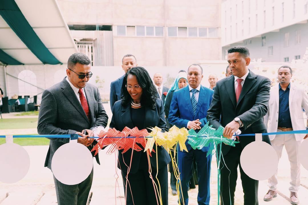 You are currently viewing ከንቲባ አዳነች አቤቤ በአቃቂ ቃሊቲ ክፍለ ከተማ የተገነባዉን ዘመናዊ የአትክልትና ፍራፍሬ፣ የእንስሳት ተዋጽኦ ማቀዝቀዣ መጋዘን እና ሁለገብ ሕንፃ መርቀዉ ስራ አስጀመሩ