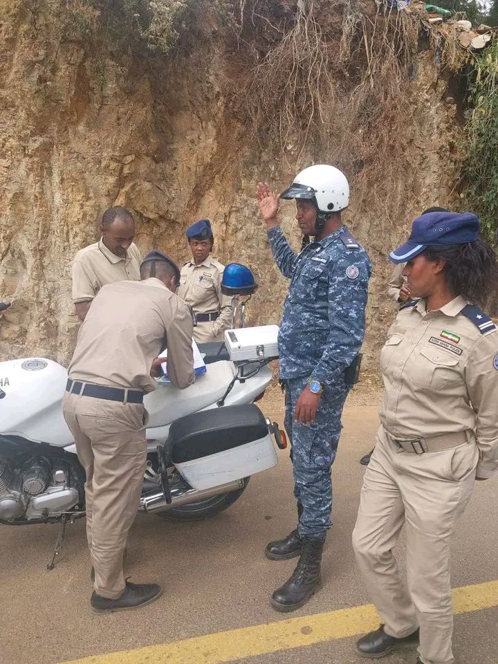 You are currently viewing የመከላከያ ሠራዊት ዩኒፎርም በመልበስ የሆላንድ ዜጎችን እና ሁለት ኢትዮጵያንን አግተው ሲዘርፉ የነበሩ ተጠርጣሪዎች በቁጥጥር ሥር ዋሉ