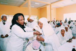 Read more about the article ከንቲባ አዳነች አቤቤ የጥምቀት በዓልን በማስመልከት ለአረጋውያን የማዕድ ማጋራት እና የጋቢ ማልበስ መርሐ ግብር አከናወኑ