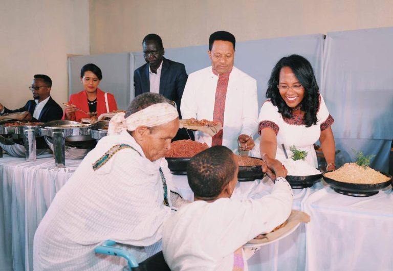 ከንቲባ አዳነች አቤቤ የኢየሱስ ክርስቶስን የልደት በዓል ምክንያት በማድረግ ለማህበራዊ ችግር ለተጋለጡ ወገኖች ማዕድ በማቋደስ በዓሉን አክብረዋል