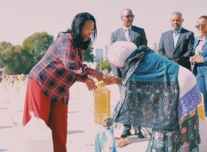 Read more about the article ከንቲባ አዳነች አቤቤ መጪውን የገና በዓል ምክንያት በማድረግ በከተማዋ ለሚኖሩ ከ300 ሺህ ለሚበልጡ አቅመ ደካማ ወገኖች ማዕድ አጋርተዋል