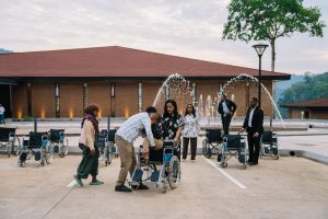 Read more about the article ቀዳማዊት እመቤት ዝናሽ ታያቸው በቤንች ሼካ ዞን አማን ከተማ ለሚኖሩ አካል ጉዳተኞች የዊልቼር ድጋፍ አደረጉ