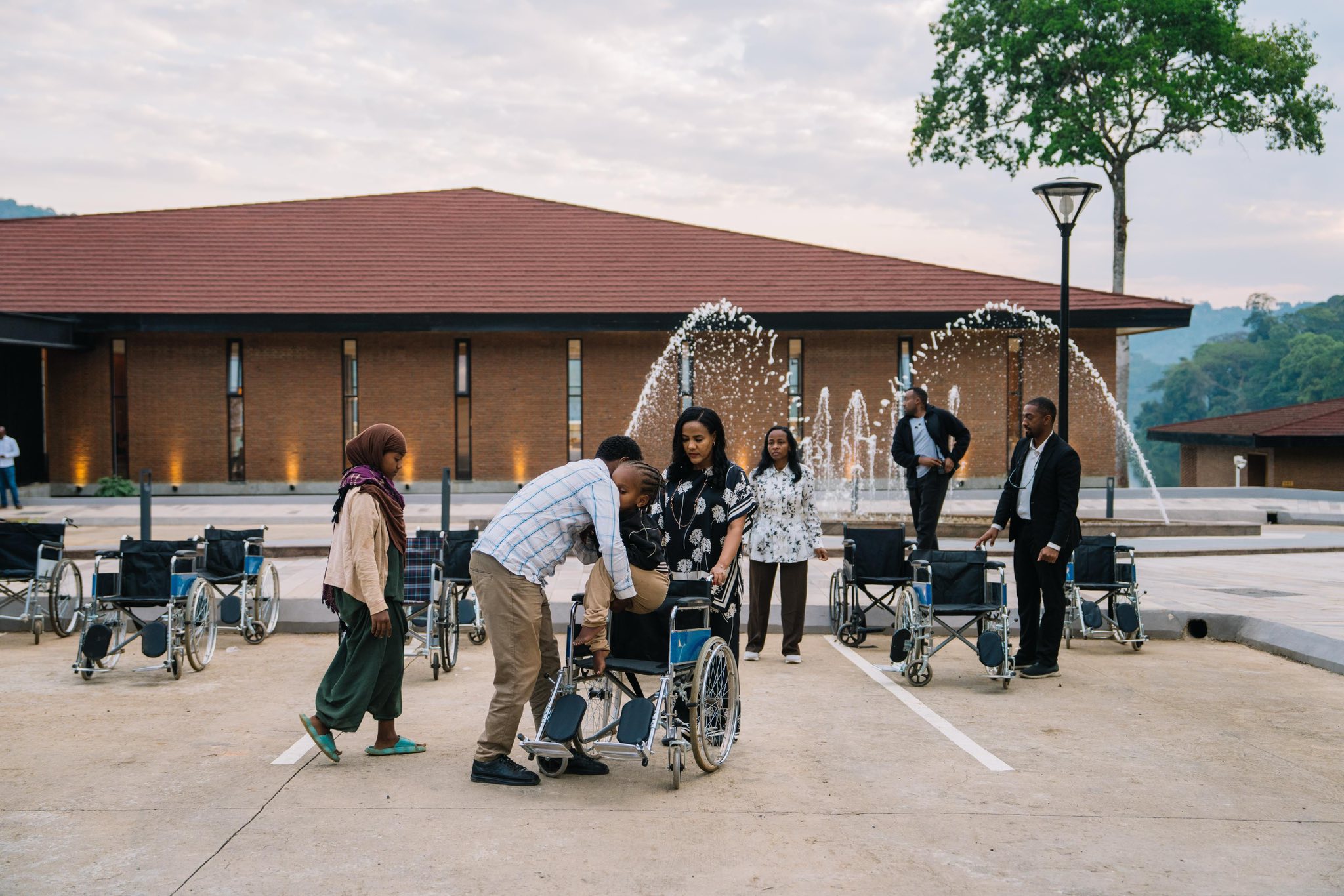 You are currently viewing ቀዳማዊት እመቤት ዝናሽ ታያቸው በቤንች ሼካ ዞን አማን ከተማ ለሚኖሩ አካል ጉዳተኞች የዊልቼር ድጋፍ አደረጉ